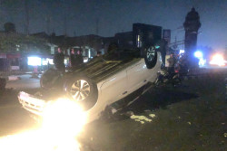 Pengemudi Kurang Kosentrasi, Mobil Tabrak Tugu Perbatasan dan Terguling di Jalan Solo