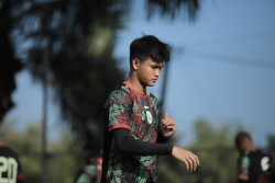 Jelang Bertemu PSIS Semarang, Hokky Caraka Tambah Porsi Latihan