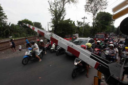 Jangan Nekat! Ini Sanksi Pidana Terobos Palang Pintu Kereta