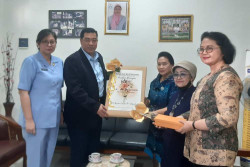 Direktur RSPAU dr. S. Hardjolukito Luncurkan Buku Puisi, Anak-Anak Difabel Bikin Gambar Ilustrasinya