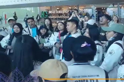 Viral Puluhan Mahasiswa Jogja Nyanyi di Bandara YIA Sambil Nunggu Pesawat, Bule Sampai Terpana
