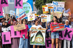 Ikut Pawai Bebas Plastik 2023, Susi Pudjiastuti: Nelayan Mancing di Pangandaran 70 Persen Dapat Plastik