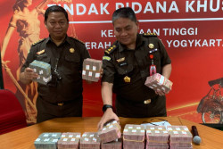 Krido Suprayitno Serahkan Uang Suap Rp1,3 Miliar Kasus Mafia Tanah Kas Desa