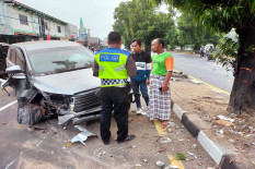 Innova Seruduk Pembatas Jalan di Kalasan, Pengemudi Tak Alami Luka