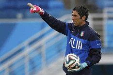 Buffon Pensiun, Ini Perjalanan 28 Tahun Kariernya