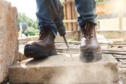 Syarat Mutu Harus Dipenuhi untuk Membuat Sepatu Pengaman Ber-SNI