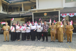 Peringati HUT RI, Diskominfo DIY Bagikan Bendera Ke Masyarakat