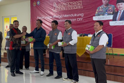 Bagikan HT, Eko Suwanto Berharap Jaga Warga Aktif Cegah & Deteksi Dini