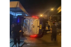 Bus Sumber Selamat Terguling di Fly Over Janti Jogja