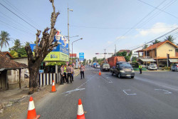 Terobos Lampu Merah di Jalan Wates, Truk Tabrak Pemotor, 1 Orang Meninggal Dunia