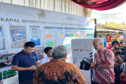 PLN Group Serahkan Bantuan Kapal Listrik untuk Nelayan di Kabupaten Cilacap