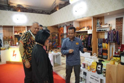 Staf Ahli Kementerian BUMN hingga Valentino Jebrett Borong UMKM PLN