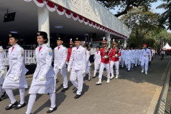Berseragam Pramuka, Presiden dan Ibu Negara Memantau Gladi Bersih Upacara HUT ke-78 RI