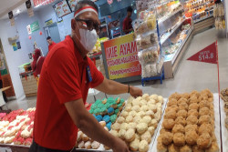 Rayakan HUT RI ke 78 dengan Display Donat Terpanjang