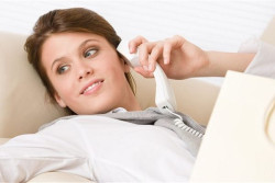 Kenali Bahaya Sering Terima Telepon Sambil Berjalan