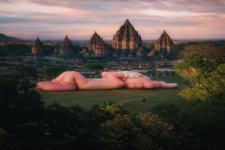 Wah Ada Patung KAWS: HOLIDAY di Candi Prambanan