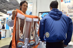 Demi Tangkal Hawa Panas, Produsen Ini Buat Jaket yang Dipasangi Kipas Angin
