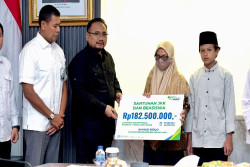 Petugas Haji Meninggal Saat Tugas, Menag Yaqut Serahkan Santunan BPJamsostek Rp183 Juta