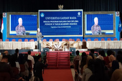 Calon Wisudawan UGM Dapat Pembekalan dari Ganjar Pranowo dan Menteri Investasi