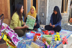 Patut Ditiru, Bank Sampah Gunungkidul Ini Sulap Bungkus Kopi Jadi Aneka Kerajinan