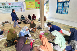 Tim KKN UNY Sumbertetes Ajak Warga Manfaatkan Limbah Jelantah Jadi Sabun Eco-Friendly