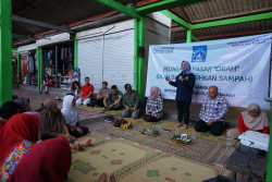 Pedagang Pasar Didorong Pakai Tas Belanja Bukan Sekali Pakai