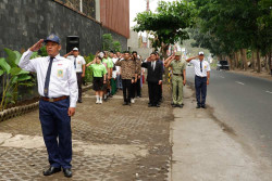 Gelar Upacara HUT RI, Staf dan Manajemen The Atrium Hotel and Resort Pakai Kostum Pelajar