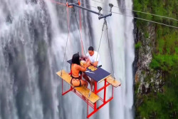 Wisata Ekstrem, Nongkrong di Kafe Gantung dengan Ketinggian 90 Meter
