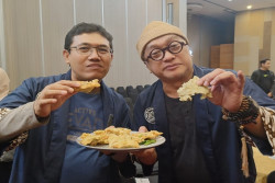 Dik Doank dan Manager PT SBI Cicipi Tempe Mendoan Spirulina