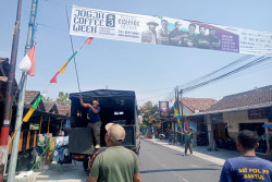 Langgar Aturan, Puluhan Spanduk dan Rontek di Bantul Ditertibkan