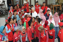 Rumah Ganjar Digeruduk Penyapu Jalan, Petani, hingga Seniman