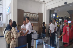 Hari Pelanggan Nasional, Pejabat KAI Daop 6 Turun Langsung Layani Penumpang
