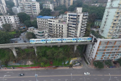 Jalur Kereta Ini Dibangun Menembus Gedung Apartemen, Begini Wujudnya