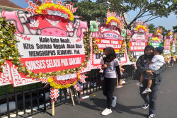Ucapan Karangan Bunga Unik dan Lucu untuk Ganjar Pranowo, Rambut Putihmu Mengalihkan Duniaku