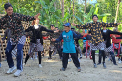 Seru! Mahasiswa Jepang Ikut Menari Jatilan bersama Warga di Kulonprogo