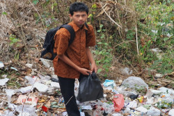 Pelajar SMK di Gunungkidul Ini Rela Pungut Sampah untuk Tambahan Biaya Sekolah