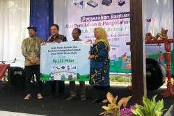 Astra Beri Alat Pemilahan dan Pengolahan Sampah ke TPS 3R di Sleman