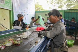 Bantu Peralatan Pengelolaan Sampah di TPS3R Brama Muda, Ini yang Diharapkan dari Astra