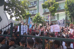 Minta Kejelasan soal Relokasi Jilid 2, Pedagang Malioboro Demo di Balai Kota Jogja