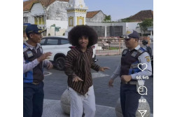 Viral Seleb TikTok Asal Jerman Noel Robinson Ajak Petugas Dishub Joget di Tugu Pal Putih Jogja
