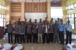 Kuatkan Jaga Warga di Kawasan Pesisir Bantul, Satpol PP DIY Bagikan Rompi