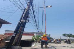 Main Layang-Layang Memang Asyik, Tapi Jangan Sampai Kena Listrik