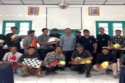 Support Olahraga, Raudi Akmal Berikan Bantuan Perlengkapan Olahraga