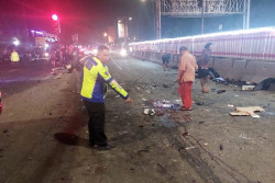 Rem Blong! Truk Tabrak Belasan Motor di Exit Toll Bawen
