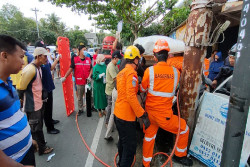 Pick Up Penganggkut Ayam Menabrak Tiang Listrik di Sentolo, Pengemudi Terjepit
