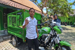 DLH Kulonprogo Salurkan Bantuan Fasilitas untuk Bank Sampah