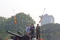 HUT ke-78 TNI, Presiden Jokowi Mengecek Kesiapan Pasukan dengan Naik Tank