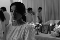 Menonton Gambar Monkrom dalam Jatuh Cinta Seperti di Film-Film