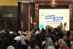 Beri Kuliah Umum di UGM, Mahfud MD Bicara Tantangan Demokrasi hingga Penegakan Hukum