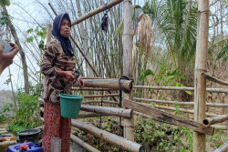 Kisah Warga Ngipik Gedangsari, Bertaruh Nyawa Melewati Jurang Demi Air Bersih